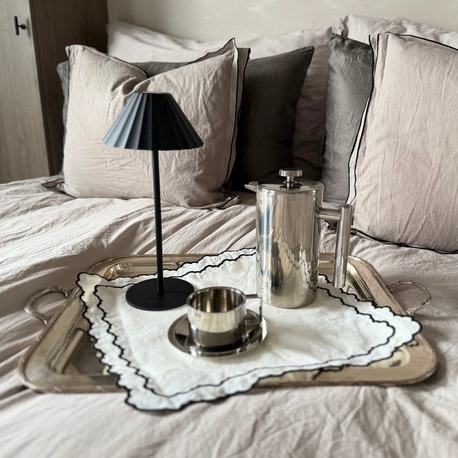 SALVATORE – Trådlös Bordslampa i Matt Svart Stål, Dimbart Ljus