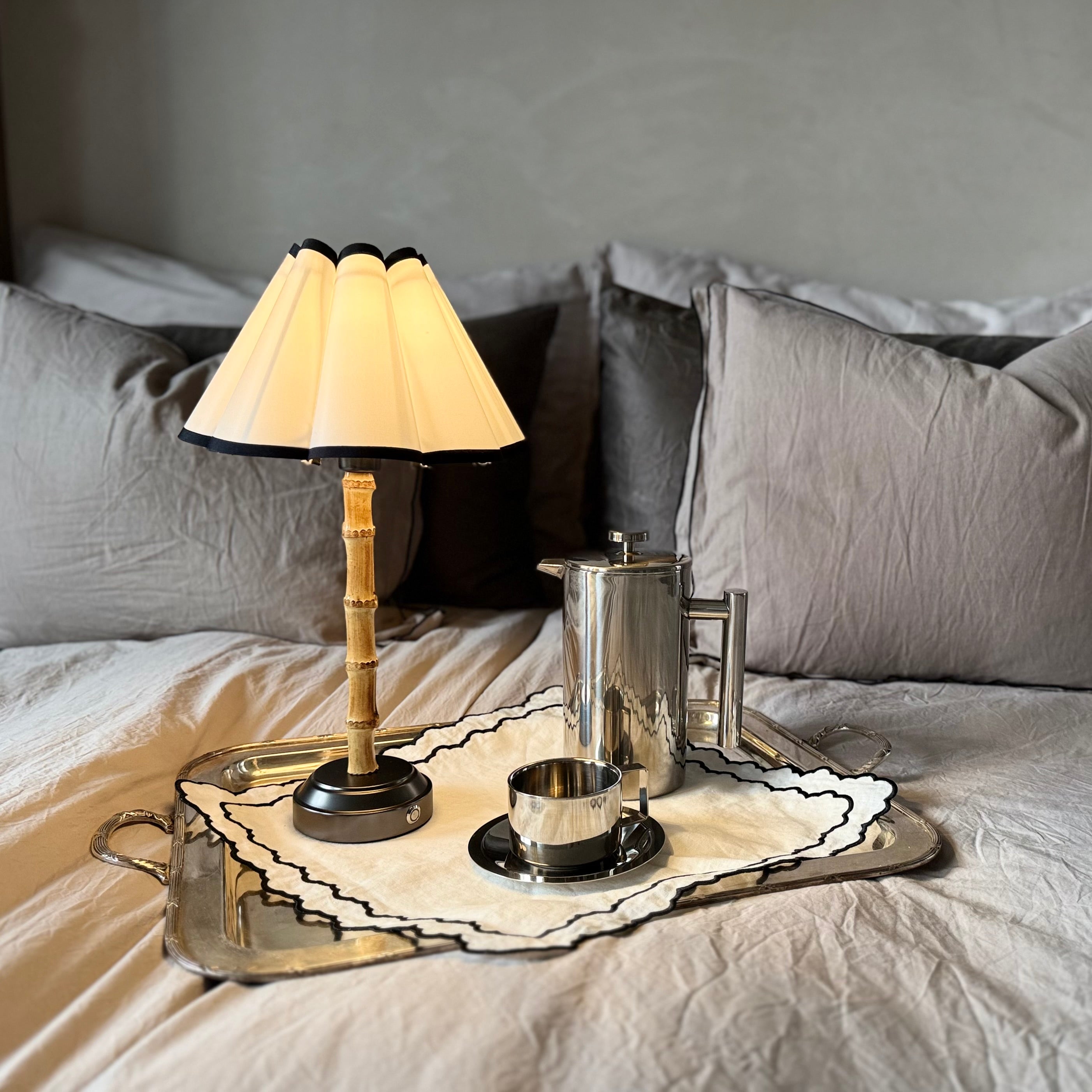 SAGA – Trådlös Bordslampa i Bambu med Textilskärm, Dimbart Ljus