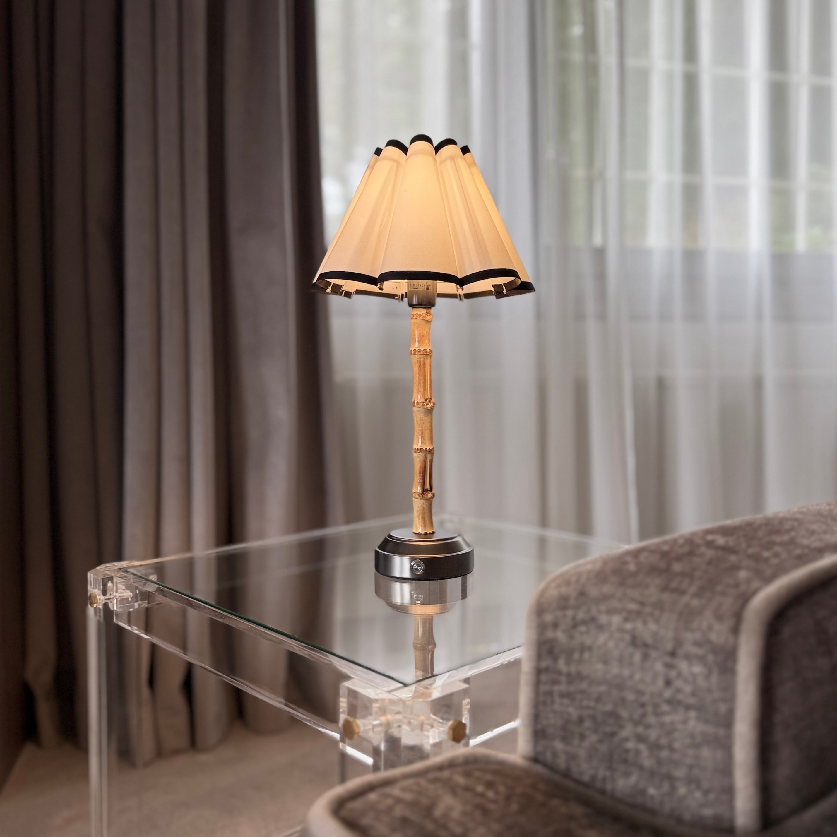 SAGA – Trådlös Bordslampa i Bambu med Textilskärm, Dimbart Ljus