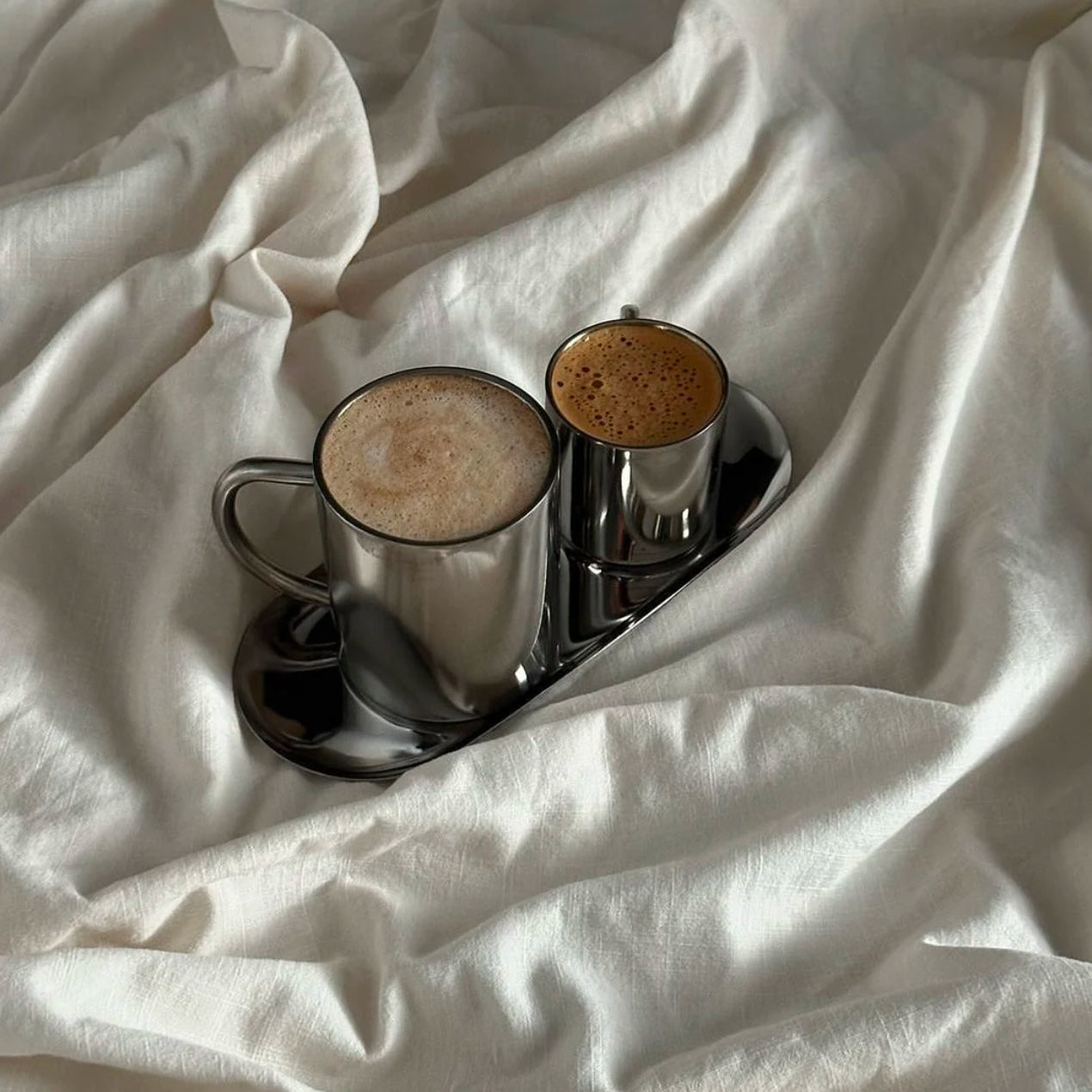 SIMON & SIMONA – Kaffeset i Rostfritt Stål för Två med Serveringsbricka