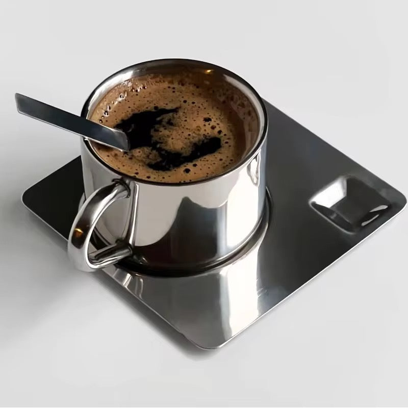 SEBASTIAN – Kaffekopp i Rostfritt Stål med Fat och Sked