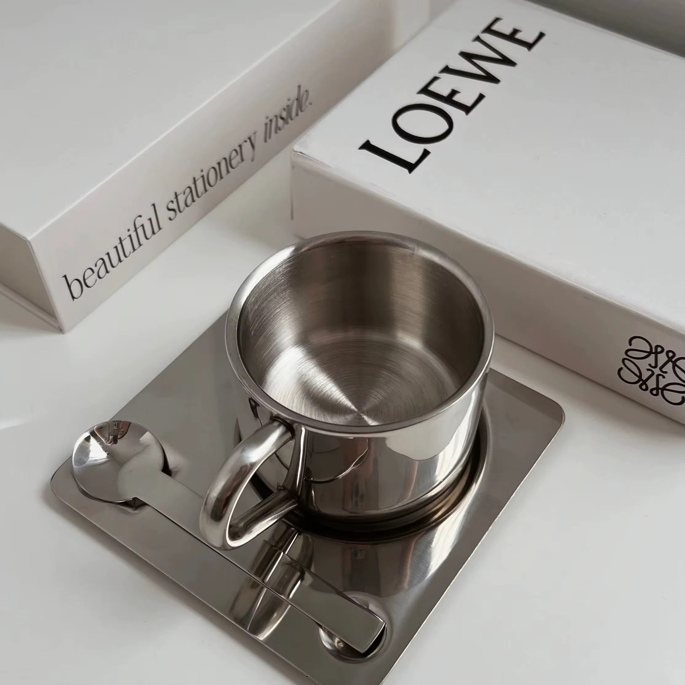 SEBASTIAN – Kaffekopp i Rostfritt Stål med Fat och Sked