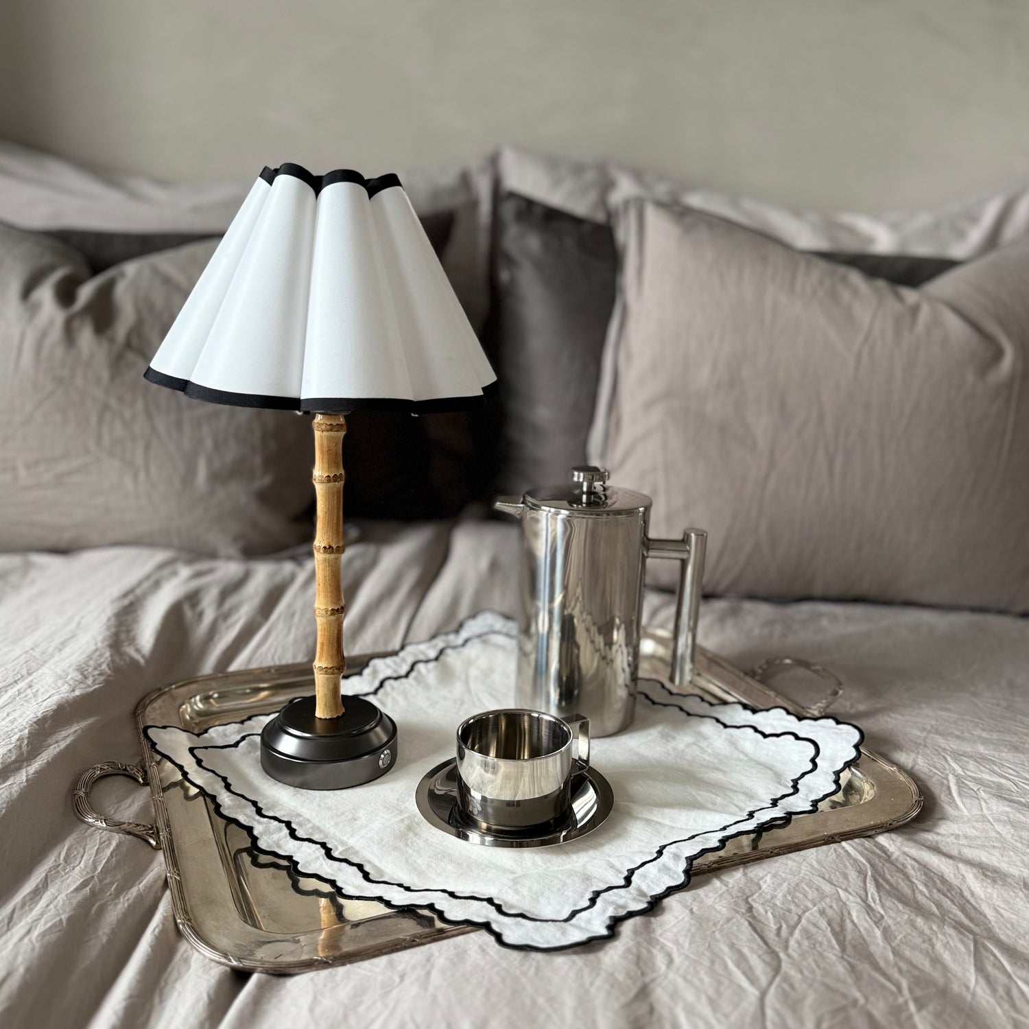 SAGA – Trådlös Bordslampa i Bambu med Textilskärm, Dimbart Ljus