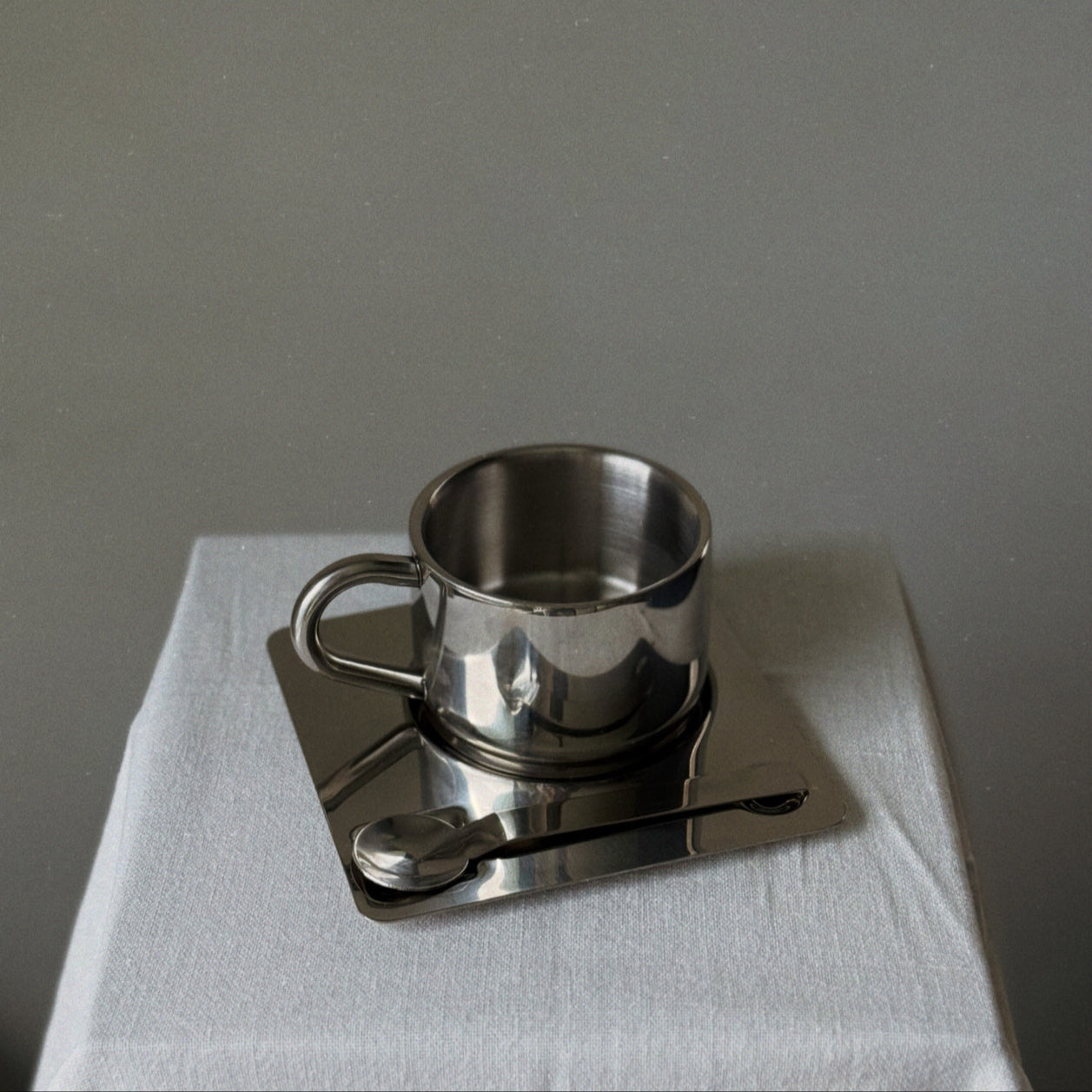 SEBASTIAN – Kaffekopp i Rostfritt Stål med Fat och Sked