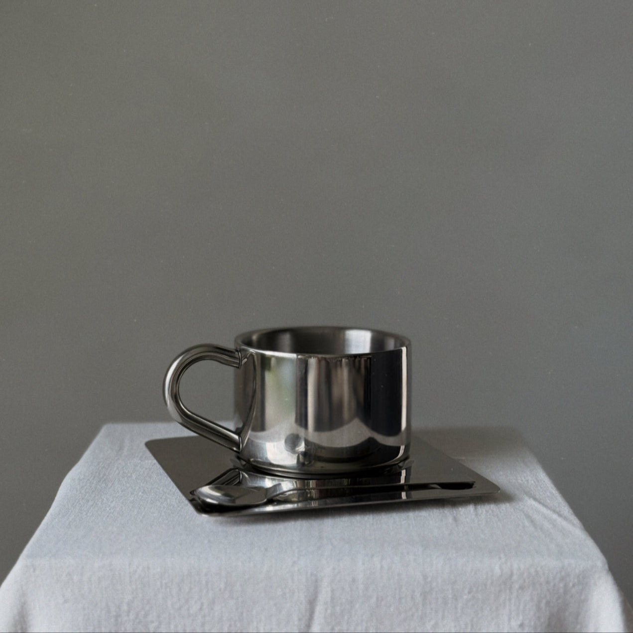 SEBASTIAN – Kaffekopp i Rostfritt Stål med Fat och Sked