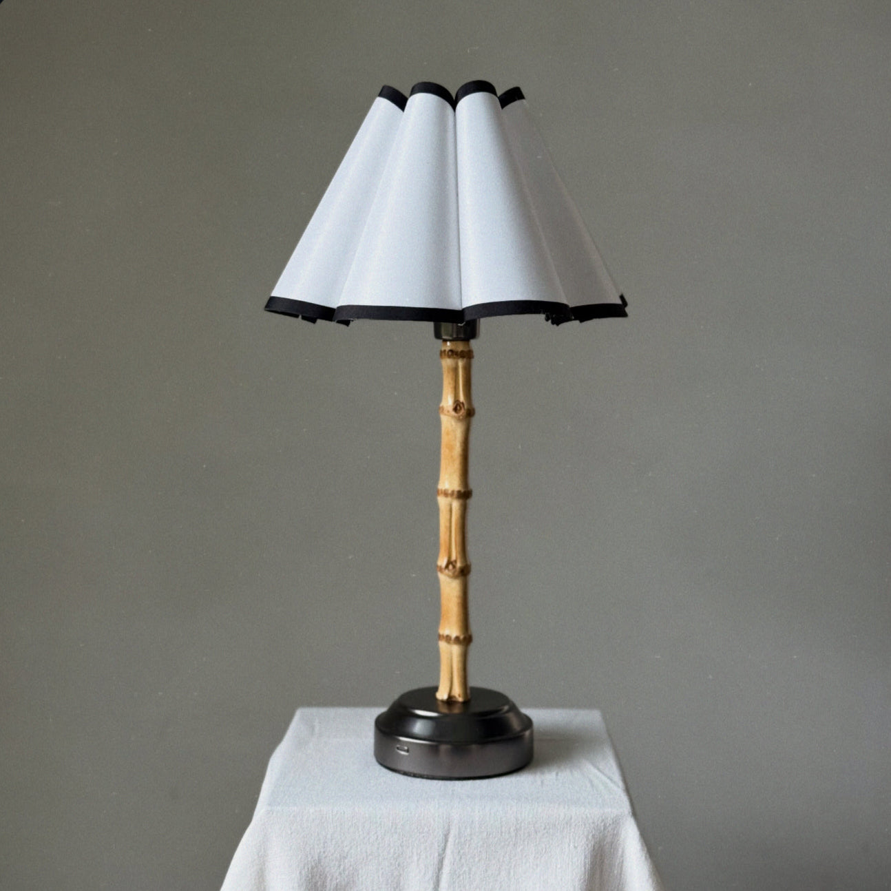 SAGA – Trådlös Bordslampa i Bambu med Textilskärm, Dimbart Ljus